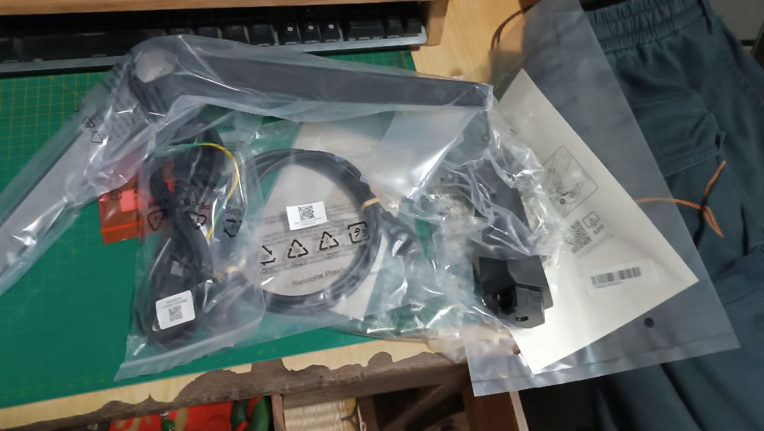 Màn hình tốt, màu đẹp nhưng chỉ kèm có dây hdmi không có dp-dp