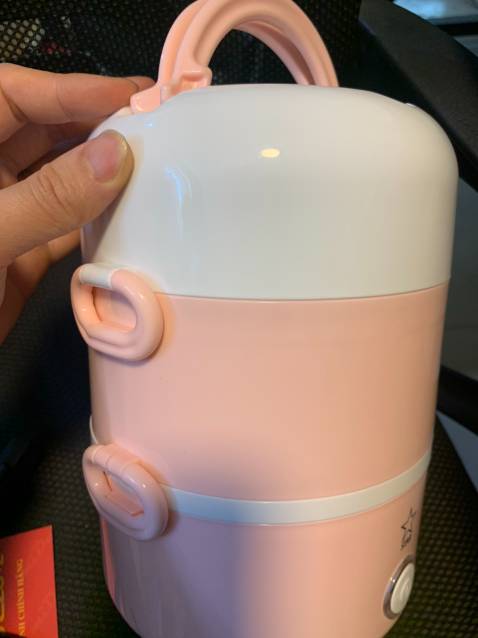 Hộp cơm nhận đc màu như này rất đẹp, có 3 khay đựng cơm, thức ăn và canh riêng biệt.
Độ nóng rất ok, cắm trc khi ăn tầm 20-30p là có cơm nóng hổi vừa thồi vừa ăn. Hàng giá cả rất tốt so với nhiều chỗ mình đã tham khảo. cám ơn Shop rất nhiều ạ