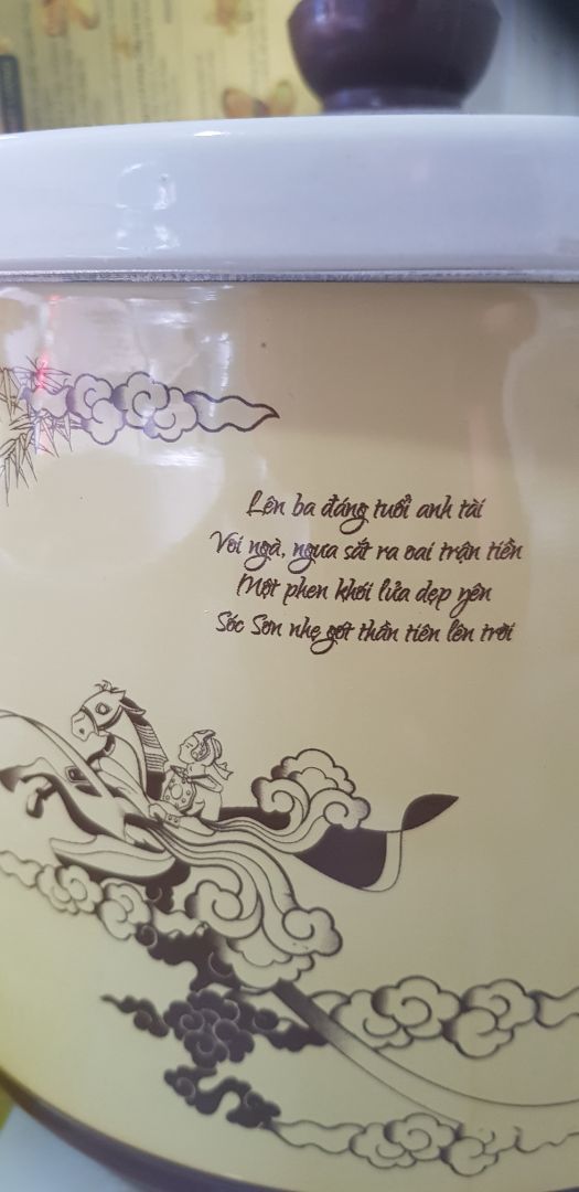 Nồi kho cá Fujika thương hiệu Nhật Bản, sản xuất tại Trung Quốc, nhập khẩu tại Hà Nội, Việt Nam, mình mua được với chất lượng siêu tệ. Nồi không thực hiện được chức năng đun nóng, gắm điện rồi nhưng vẫn lạnh hoài dù ở chế độ nấu nào. Miếng dán phía trước núm bật chế độ: chậm, cao, tự động rất lỏng lẽo, mình mở ra thì thấy như hình bên dưới, khi gắm điện đèn màu đỏ không sáng. Lòng nồi có vài hạt li ti màu vàng do tráng không hoàn hảo, nhưng lỗi nhỏ thôi, quan trọng là nồi không nấu được. Công ty bảo hành ở Hà Nội xa xôi, không thể giúp đổi trả, sữa chữa nhanh chóng, hiệu quả, tiết kiệm. Trải nghiệm mua hàng vô cùng buồn, mình đã mất tiền thanh toán trả trước và mua sản phẩm siêu tệ. Ngày xưa còn nhỏ mình nhớ hàng Nhật siêu tốt, xài 10 năm còn tốt, thật đáng mua và tin dùng. Ngày nay có sự thay đổi. Đóng hàng kĩ, chắc chắn, có nỗ lực hỗ trợ xử lý giao hàng sớm cho mình từ Tiki, mình cố gắng cho đánh giá 1 sao, chứ không cho sao thì mình đăng bài không được.
Sao hàng Nhật mà có thơ tiếng Việt và hình ảnh Thánh Gióng vậy?
Hàng kém chất lượng vậy mình có bắt đền bên nhà sản xuất lại chưa?