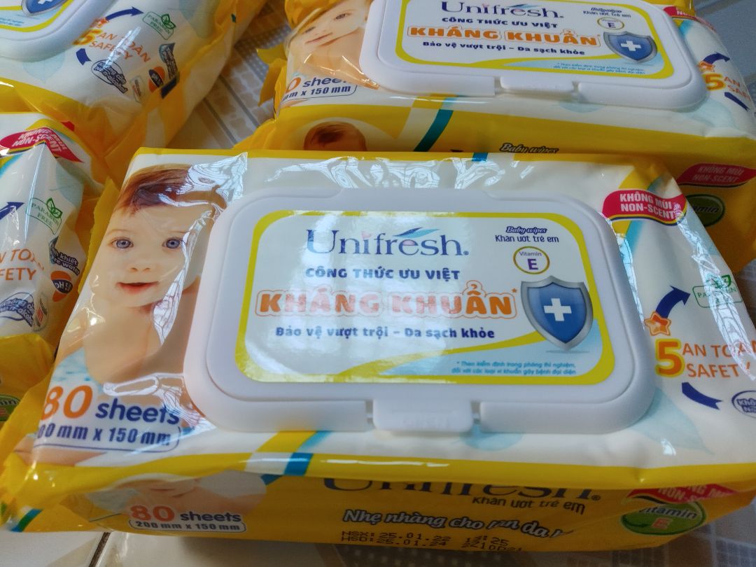 hàng giao rất nhanh nhe mọi người, shop đóng gói rất kĩ, hạn sử dụng đến gần hết năm 2024, nhân viên giao hàng nhanh nhẹn, mẫu mã trông rất đẹp, hàng nhìn là thích ngay giá rất tốt, nên mua nhe mọi người, cho tất cả 5 sao chúc shop ngày càng nhiều khách hàng tin tưởng và mua nhiều nhất.