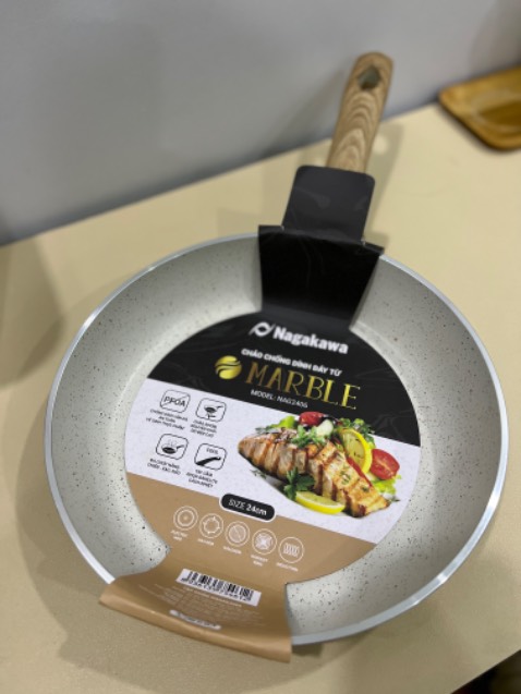 Sản phẩm nhận không có hộp của Nagakawa, không biết do đó giờ hàng gia dụng của Nagakawa là như vậy thôi hay sao nữa. Sản phẩm nặng, sạch sẽ. Giao nhanh. Nấu được 1 lần nên chưa thấy gì không ổn.
Màu đẹp, nấu được bếp từ luôn.