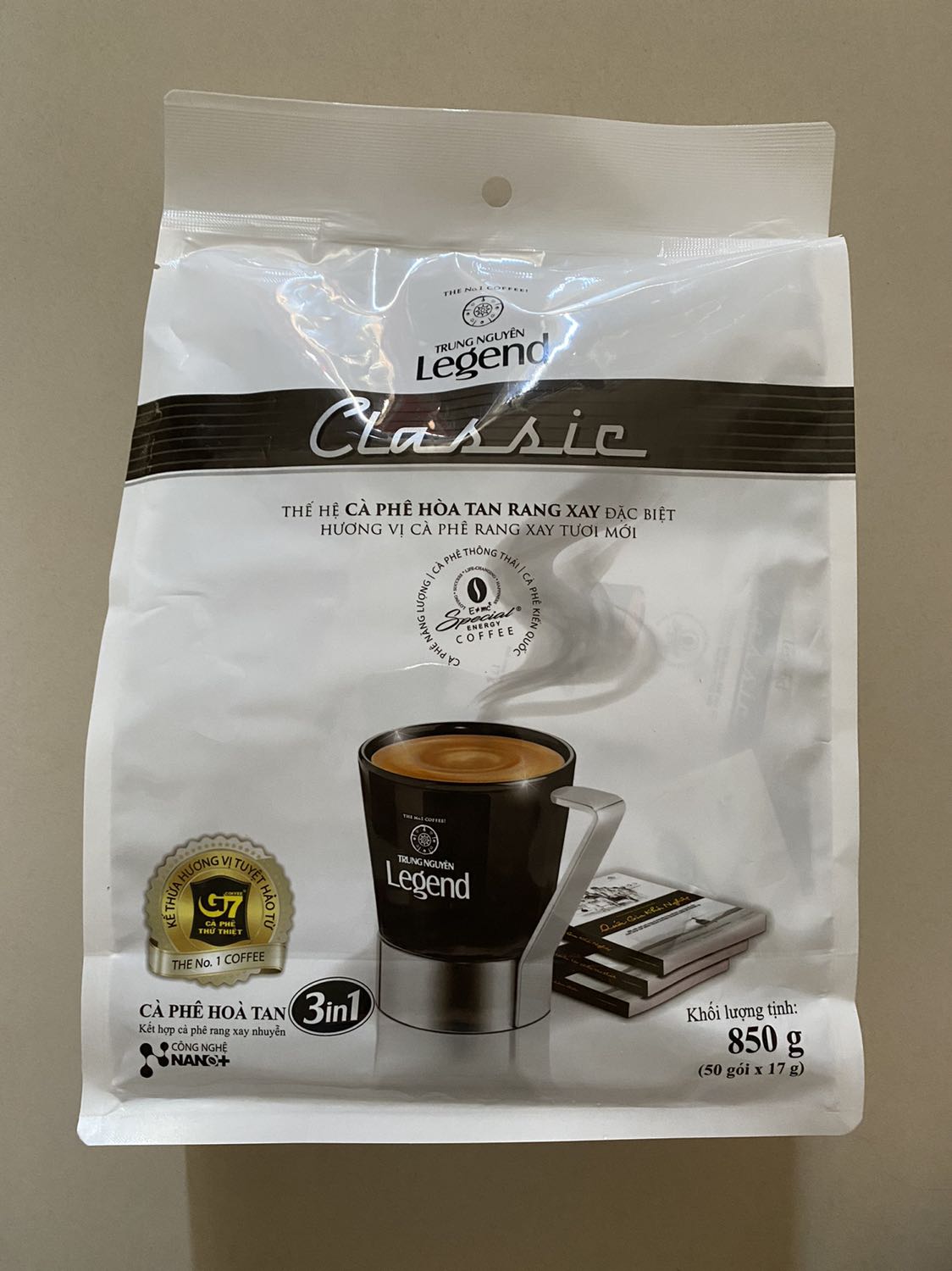 Hàng giao nhanh, date mới. Thấy loại mới là 50 gói/ bịch, so với loại cũ chỉ có 47 gói/ bịch, giá chưa sales vẫn như giá bán lẻ cũ.

Loại này hương vị cân bằng, không quá đậm vị cà phê như G7, cũng không quá mùi sữa át mùi cà phê. Dễ uống vào bất kỳ thời điểm nào trong ngày mà không lo bị mất ngủ.