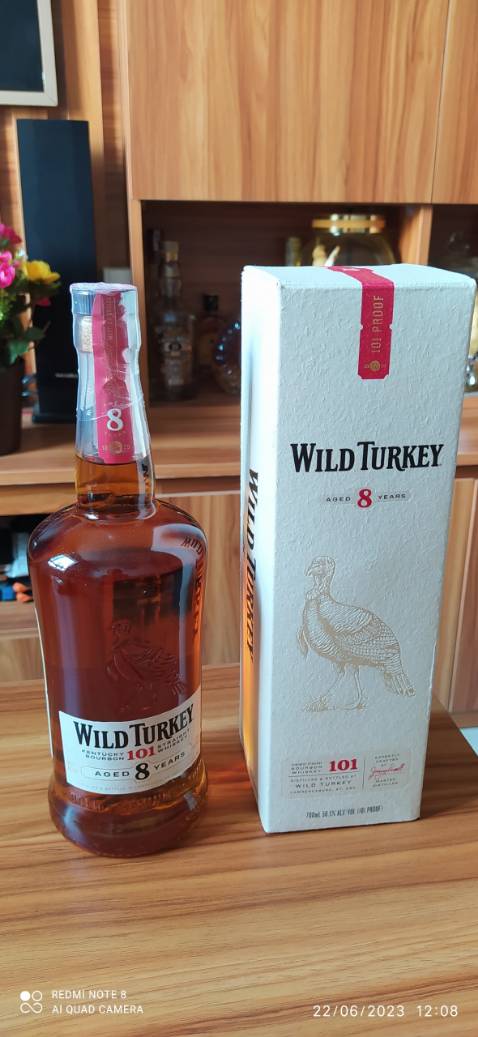 Rượu còn nguyên seal, chai và hộp đẹp. Nhà bán hàng gửi hàng nhanh,chuyên nghiệp, uy tín. TIKI đóng gói bao bì rất kỹ và an toàn, giao hàng nhanh.