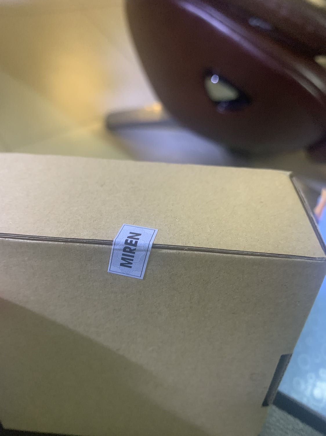 Nhìn ổn có vẻ chắc chắn, phần giữ hai miếng kẹp là cao su nên giữ điện thoại khá chắc. Mình hài lòng