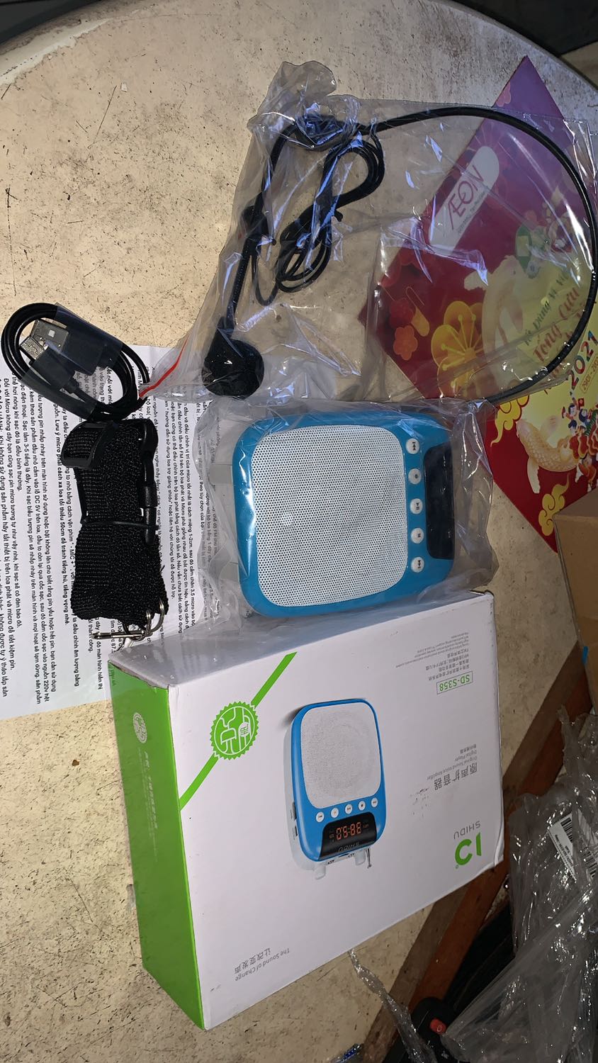 Xem trên hình thì thấy màu có vẻ hơi cũ , nên lúc ord cũng hơi lo ? nhưng lúc nhận thì thấy màu xanh xinh lắm luôn ? *** loa thì thấy âm thanh khá là to rõ và dễ xàii ❤️ Lúc đầu hơi lớ ngớ nên chả xem kỹ nên liền nhắn tin *** cho shop hỏi xem chỗ sạc ở đâuu ? ai ngờ vừa nhắn là anh rep liền và rep siêu nhanh nên là điểm 10 cho việc này ? Mn nên mua ở đây nhaaa