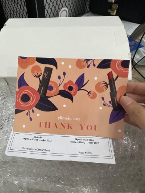 5 màu hơi bị đẹp mà mới đủ tiền rinh 2 màu
#15 nhẹ nhàng dễ thương, dùng hàng ngày hoặc mix với màu khác đều đẹp
#17 thì đẹp sang chảnh
Vỏ son hồng cam cưng xỉu.
Thêm điểm cộng là giao hàng siêu nhanhhhh, đóng gói cẩn thận.
Nên thử nha mí bạn