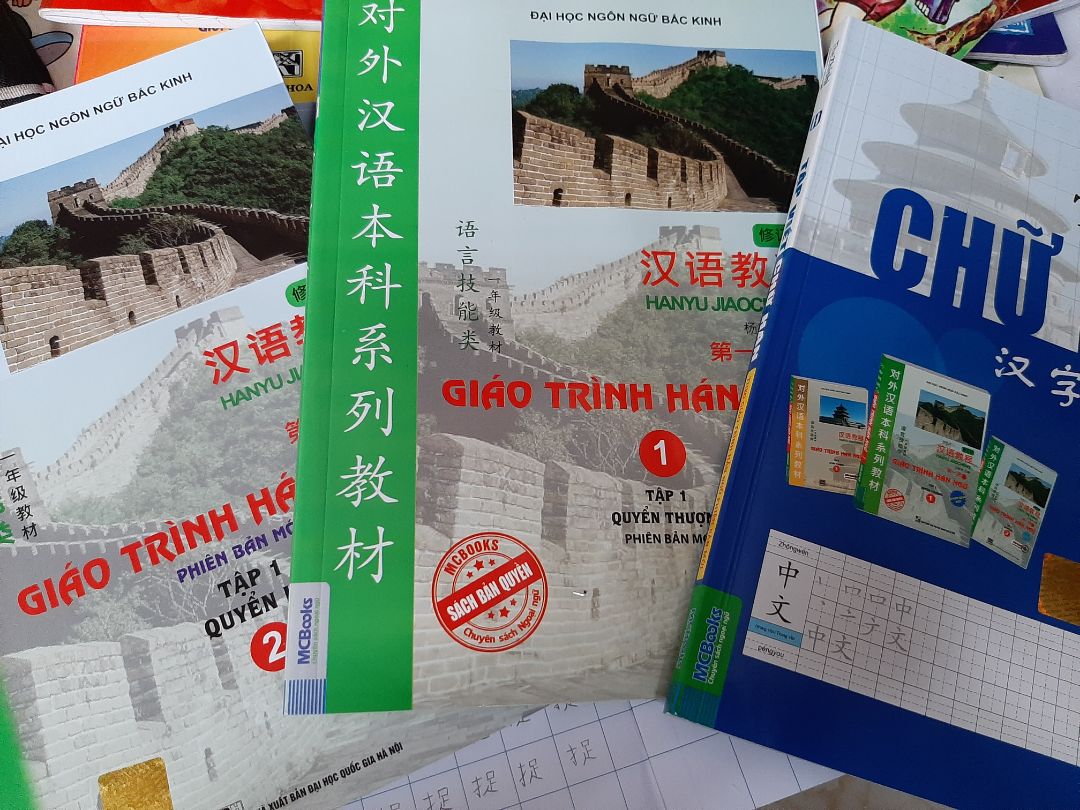 giao hàng sớm đặt hôm 15/10 dự là  23/10 nhưng 20 đã nhận được hàng. Gói hàng cẩn thận, không trầy xước hay gì khác. À sách có kèm theo sử dụng app rất tốt, đăng nhập sử dụng dễ dàng ?