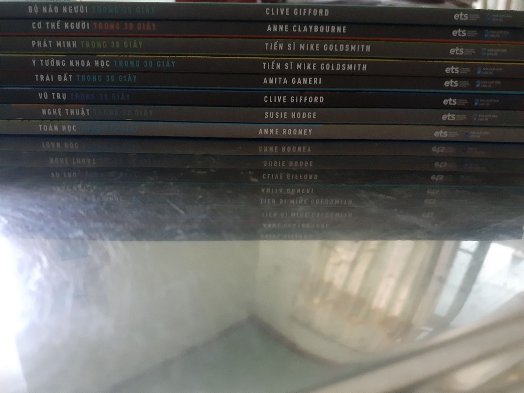 sách đc bao bọc kĩ, nội dung rất hay, một số chương có phần nhiệm vụ 3 phút là các thí nghiệm giúp chúng ta khám phá.