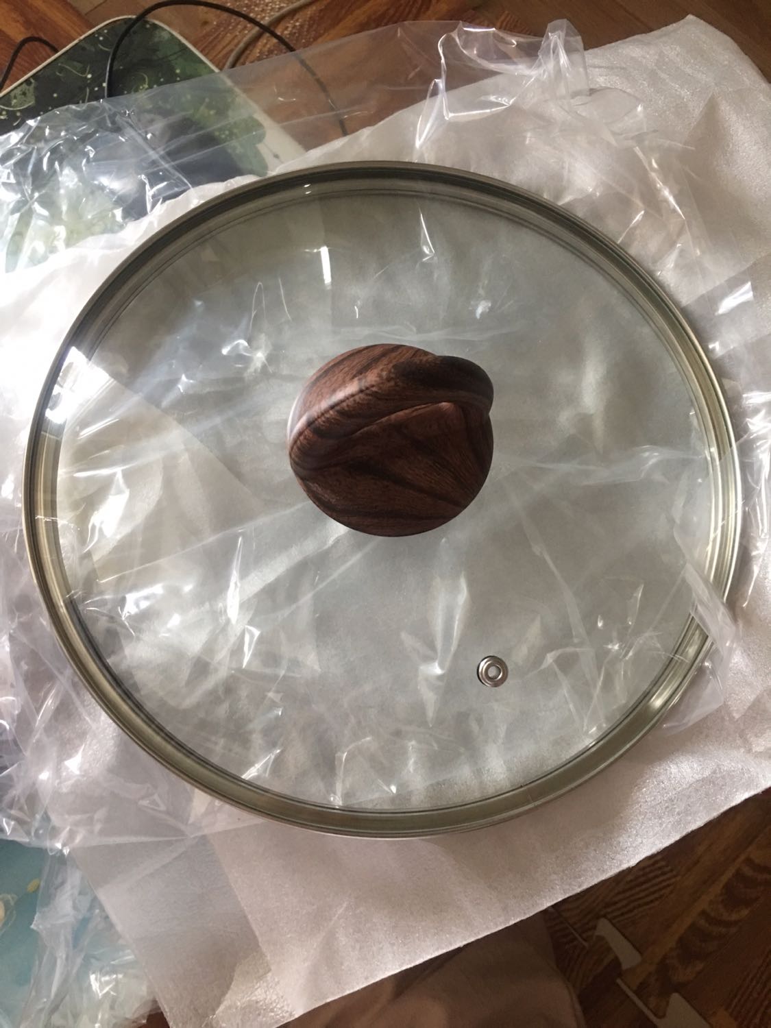 Đóng gói cẩn thận. Kiểu dáng đẹp và sang. Lúc mua không để ý kích thước nên hơi bất ngờ vì nồi hơi to. Không quá dày nên không nặng tay, nhưng cũng không quá mỏng. Tay nồi chắc chắn, cách nhiệt tốt. Nấu đồ ăn nhanh chín, không phải chờ lâu. Lớp chống dính tốt. Trừ 1 sao vì do nắp và nồi không khớp, hơi bị kênh. Nhưng độ kênh không nhiều, khi bê nồi cũng không sợ bị rớt vung, an toàn. Và khi nấu cũng hay phải mở vung với để hé vung nên mình quyết định không đổi hàng.