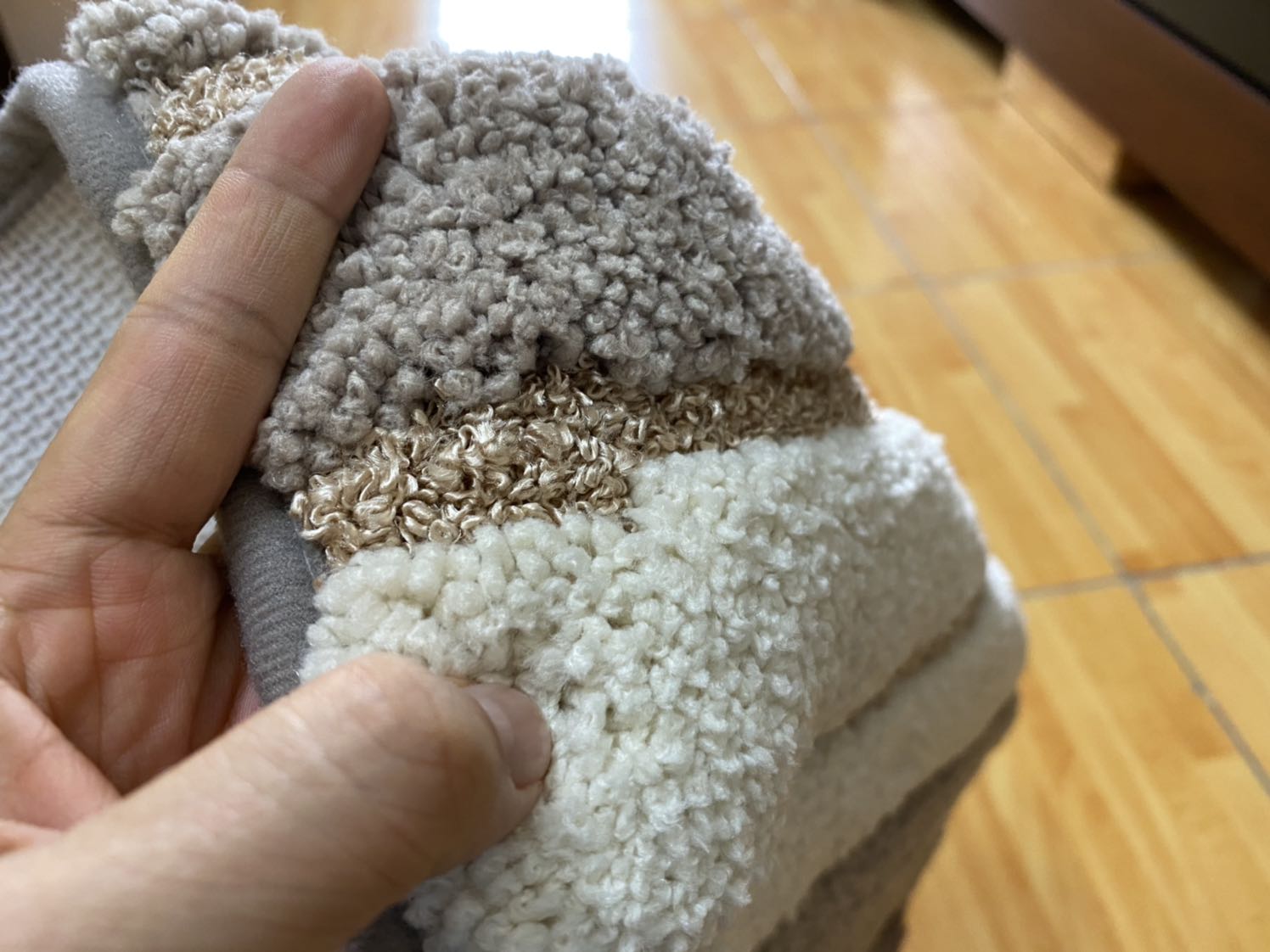 Mình rất hài lòng, sản phẩm đẹp, dầy dặn, màu sắc giống ảnh giới thiệu. Để dùng một thời gian xem tốt không mình sẽ review tiếp nè.