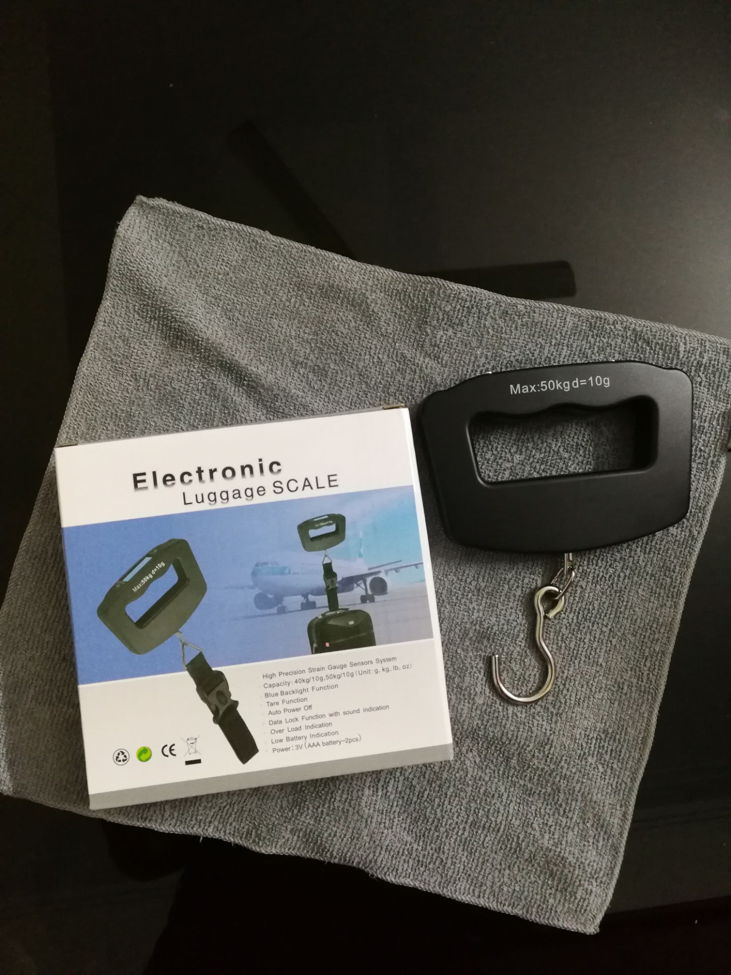 Kính gửi TIKI.VN. 
Tôi là Nguyễn Quốc Hùng, ở tại số nhà 30 Tăng Bạt Hổ, Hà Nội, khách hàng thường xuyên mua sản phẩm của TIKI.VN. 
Ngày 22/11/2021, tôi có đặt mua 01 cân điện tử cầm tay nhãn hiệu Electronic Luggage SCALE của TIKI với tổng giá 121.240đ. Ngày hôm nay, 25/11, tôi đã nhận được hàng trong tình trạng: Bao gói rất cẩn thận, nguyên vẹn, đúng chủng loại như đã đặt hàng. Tuy nhiên khi kiểm tra thực tế có tải thì thấy sản phẩm không đạt tiêu chuẩn kỹ thuật như đã quảng cáo và ghi trên sản phẩm là "Max: 50kg d=10g". Cụ thể là không hiển thị trên màn hình kết quả đo các khối lượng từ 10g đến 39g. 
Trước kết quả này, tôi đề nghị TIKI.VN đổi lại chiếc cân khác đạt tiêu chuẩn kỹ thuật như đã quảng cáo hoặc lấy hàng về và hoàn lại tiền. 
Trân trọng cảm ơn và mong nhận được hồi đáp.
Nguyễn Quốc Hùng
Email: *** 
Tel: ***