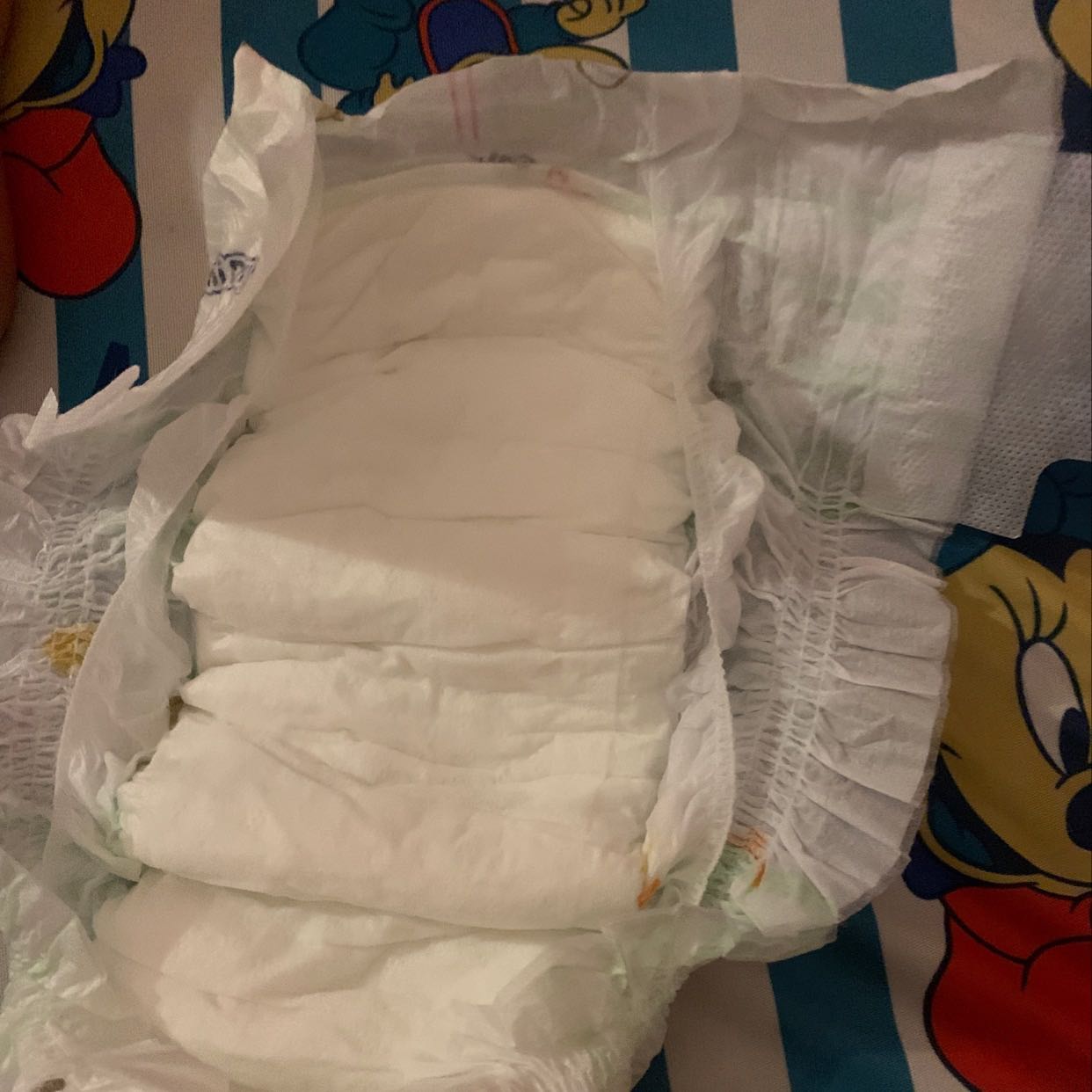 Sản phẩm tốt, kg bị tràn. Tuy nhiên vẫn giống như hạn chế của các tả dán/bỉm quần là để lại dấu hằn ở đùi bé