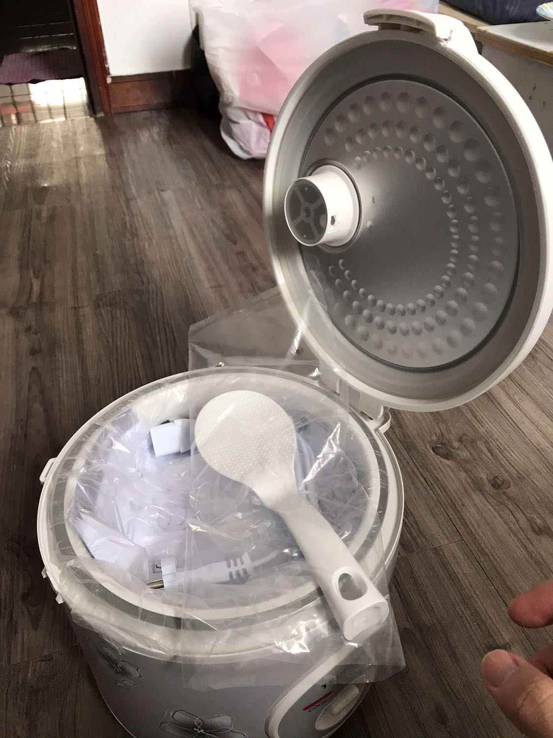 Giao hàng nhanh. Mặc dù vỏ ngoài có mấy chỗ chi tiết nhựa hơi không hoàn hảo lắm nhưng thấy nấu cơm ngon, trong tầm giá này cũng khá ổn rồi. Nếu nấu nhiều hơn 2 ng có thể sẽ đầy lên sát nắp và dính vào cái ống thoát hơi. Khay hấp hơi nông nên khi hấp ko để đồ ăn hay cơm vào chỗ ống thoát hơi được. Phần dẫn nước ra bên ngoài hơi kém nên có thể nếu bị đọng sẽ chảy vào trong nồi, cần chú ý lau trước khi cắm điện. Nói chung ok.