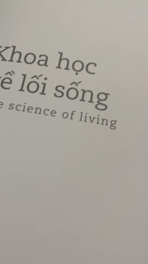 Chữ in không đậm nên khó đọc, giấy màu đẹp nên chữ nhạt so vs giấy màu