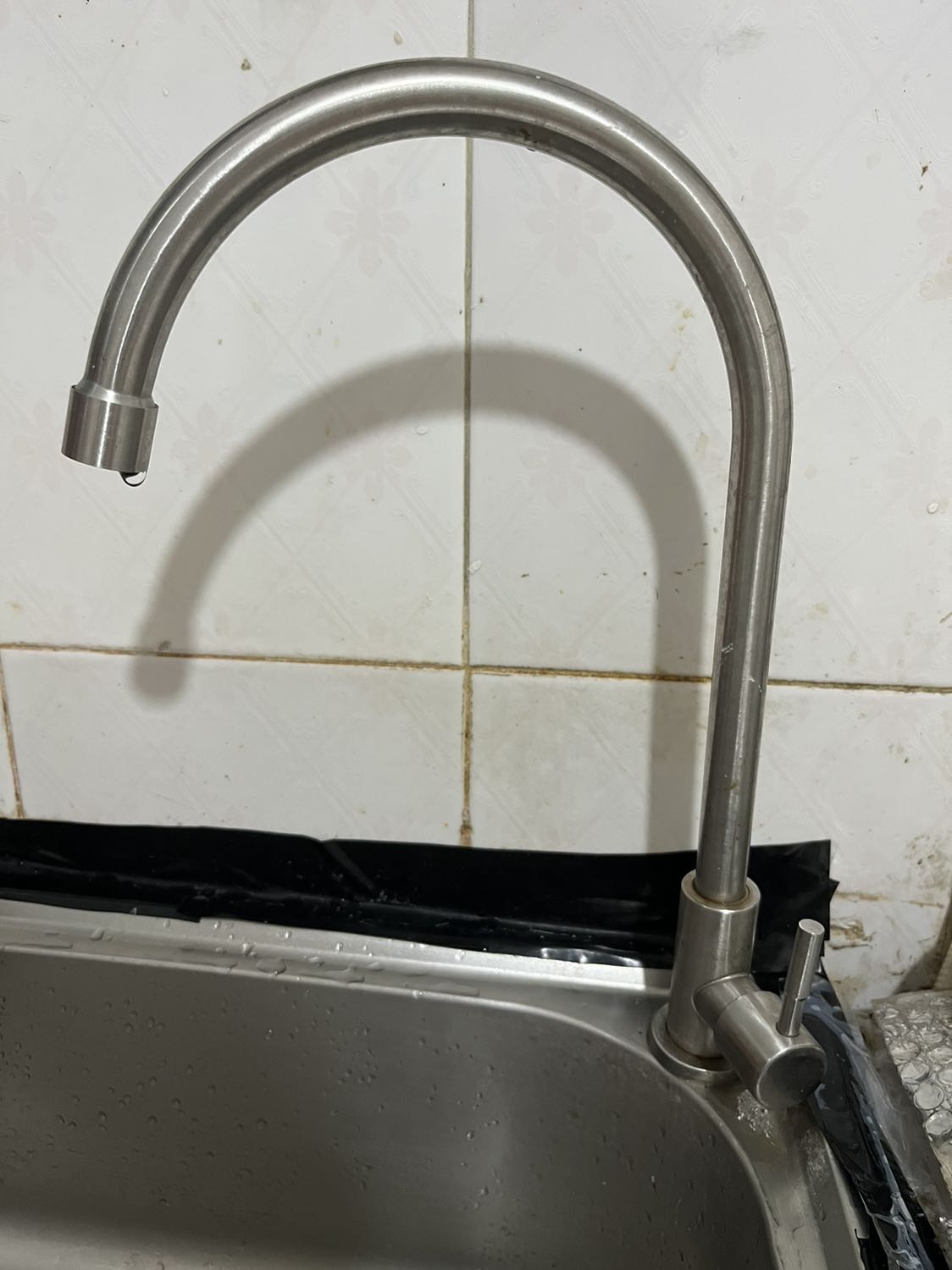 Tôi tìm đi tìm lại cũng không thấy dây cấp nước inox đi kèm.
Sau một thời gian sử dụng thì bắt đầu bị rỉ nước.