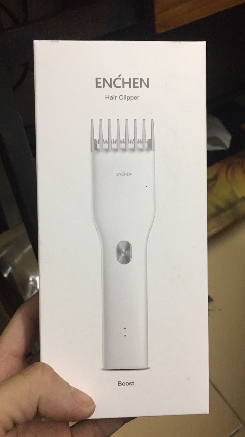 Ấn tượng ban đầu nhìn đẹp và dễ sử dụng.

Nhưng khi dùng thì thấy không ổn, máy yếu hoặc lưỡi nhựa cắt ko sắc khi cắt tóc không được mượt, lởm chởm khi cắt ở cỡ 9mm dẫn tới việc cắt mất nhiều thời gian để tỉa lại. 

Lần 2 thử cỡ 12mm trải nghiệm giống lần 1, cắt cả tiếng vẫn lởm chởm.

Khuyên không nên mua, mang bực vào người.