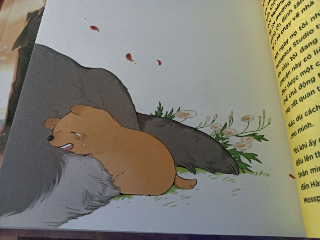 Hẹn 9/2 mà 7/2 giao luôn rồi nè :333
Không chống sốc nhưng mà có seal nha, giao đến t thì vẫn còn nguyên vẹn (trò chơi nhân phẩm :> )
Truyện rất dễ thương, nét vẽ đẹp, đọc cái vèo chưa tới 5p là xong r, nhưng mà an ủi tâm hồn lắm :)))))))
Hóng tập 2