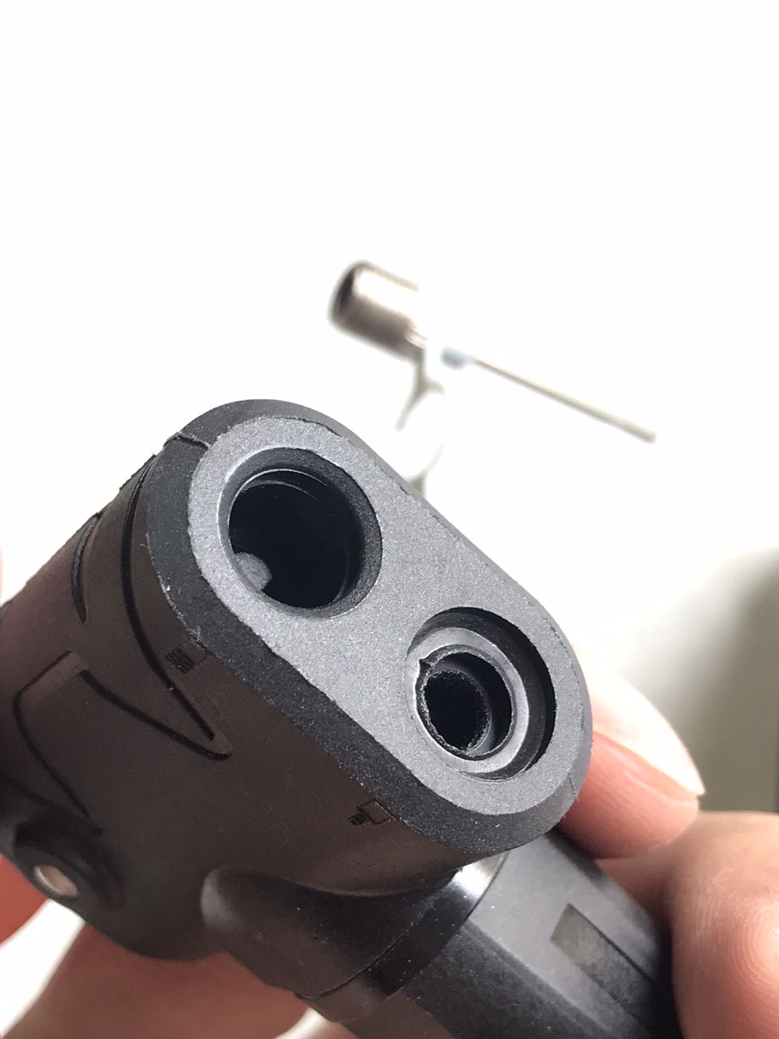 Một xi lanh bị xước khá lớn và to, không có van nối bằng đồng như mô tả trong hình, khoá gài chốt bàn đạp bị lỗi nên khó gài. Còn về chất lượng thì chưa thử nhưng nhìn bề ngoài đã có bấy nhiêu đó điểm không ưng về sản phẩm này