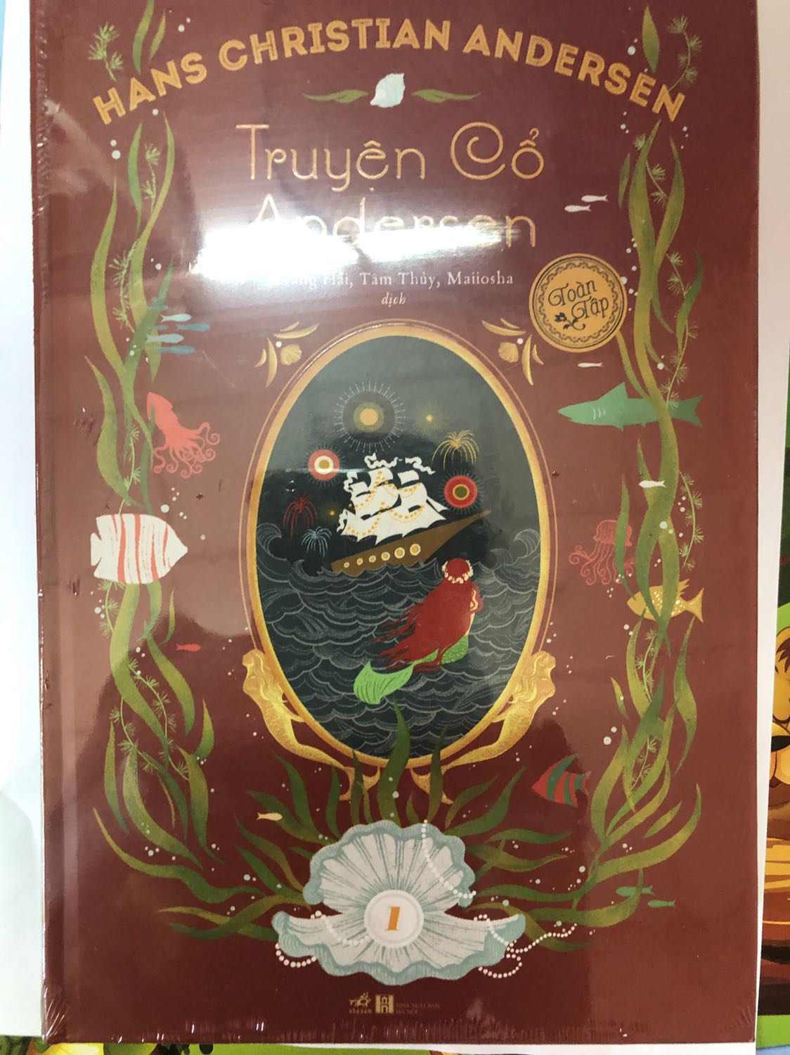 Nhận được sách sớm hơn một ngày. Sách còn nguyên seal, nhưng hơi bụi một chút. Bìa sách nhìn cũ và có vết xước. Tuy nhiên mình chấm 5 sao vì Fahasa khi giao có bọc thêm lớp lót xốp chống sốc và đóng gói kĩ càng hơn Tiki rất nhiều. Điều này thì Tiki nên học hỏi Fahasa nhe.
Như mình nói ở trên thì bìa sách nhìn hơi cũ, tuy nhiên cũng không đến nỗi nào. Mình hài lòng với giấy ở bên trong vì không bị lỗi. Và đặc biệt vui vì sách không bị gãy gáy. Mua ngay đợt sale còn 149.000.