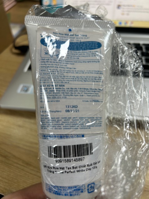 Cấp ẩm tốt, sử dụng đều đặn thấy da mềm mướt hẳn. Được tặng mặt nạ và sữa rứa mặt nhưng hạn sử dụng của sữa ngắn, còn có 9 tháng :)(