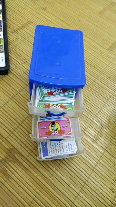 Giá rẻ, bàn bằng nhựa chắc chắn, quân cờ màu sắc bắt mắt lôi cuốn người chơi.Có hướng dẫn chơi rất cụ thể,các bạn cùng nhau chơi rất vui vẻ.Mong rằng các bạn có một mùa hè  bổ ích bên bàn cờ tỉ phú.