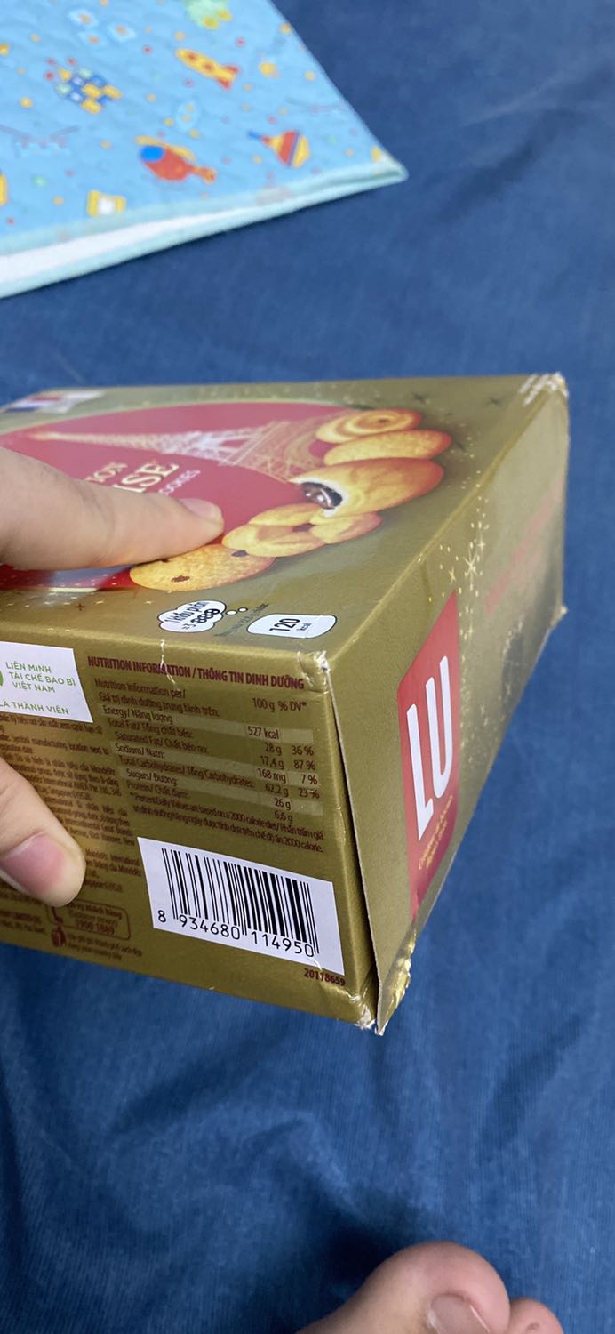 Mua hộp bánh tầm này thì ít ra cũng phải hiểu ngta mang đi biếu tết hoặc bày tết chứ. Mà gói cái hộp bánh để móp rách, trông cũ nát thế này thì biếu ai? Bày biện gì