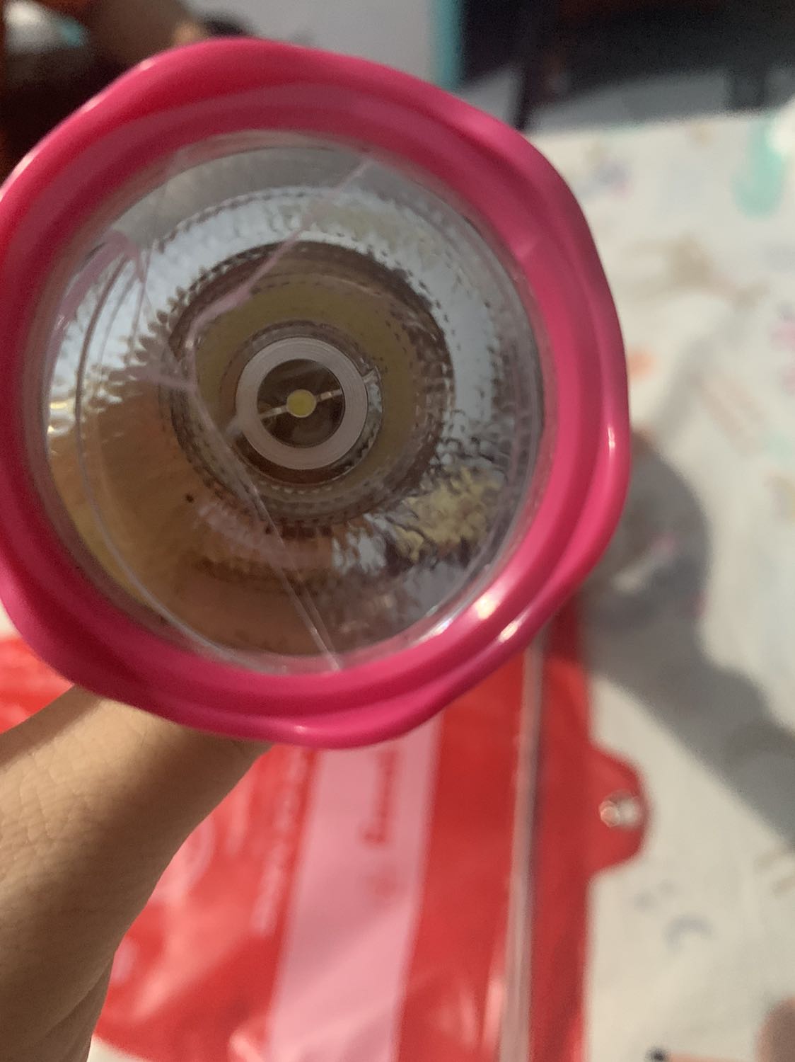 Lúc khui hàng thì thấy bóng đèn ở đầu tay cầm bị nứt và bể.