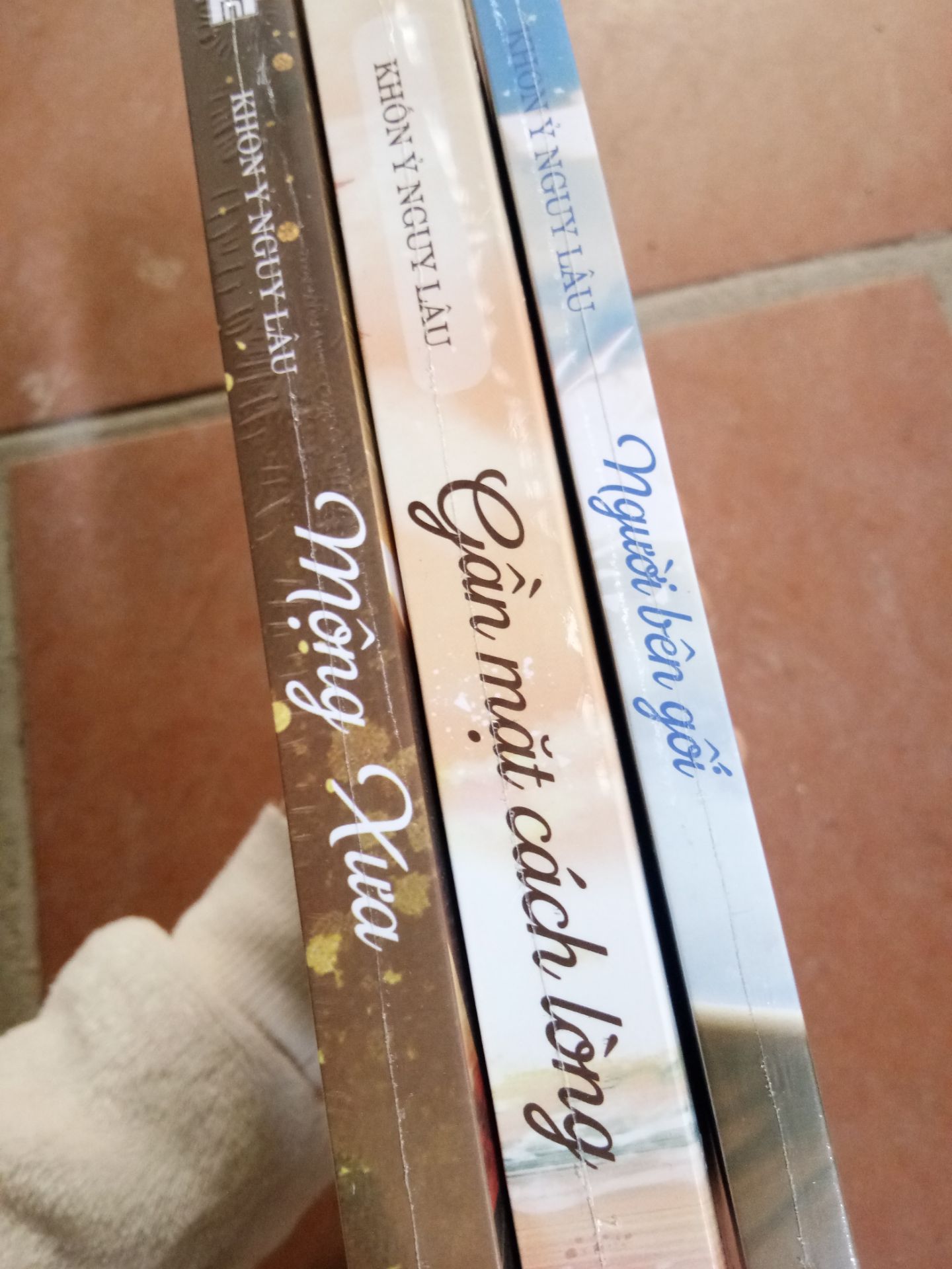 Sách đẹp, giao hàng khá nhanh, lúc nhận hàng hộp ngoài hơi ọp ẹp nhưng may sách bên trong không bị móp méo gì cả, hài lòng~