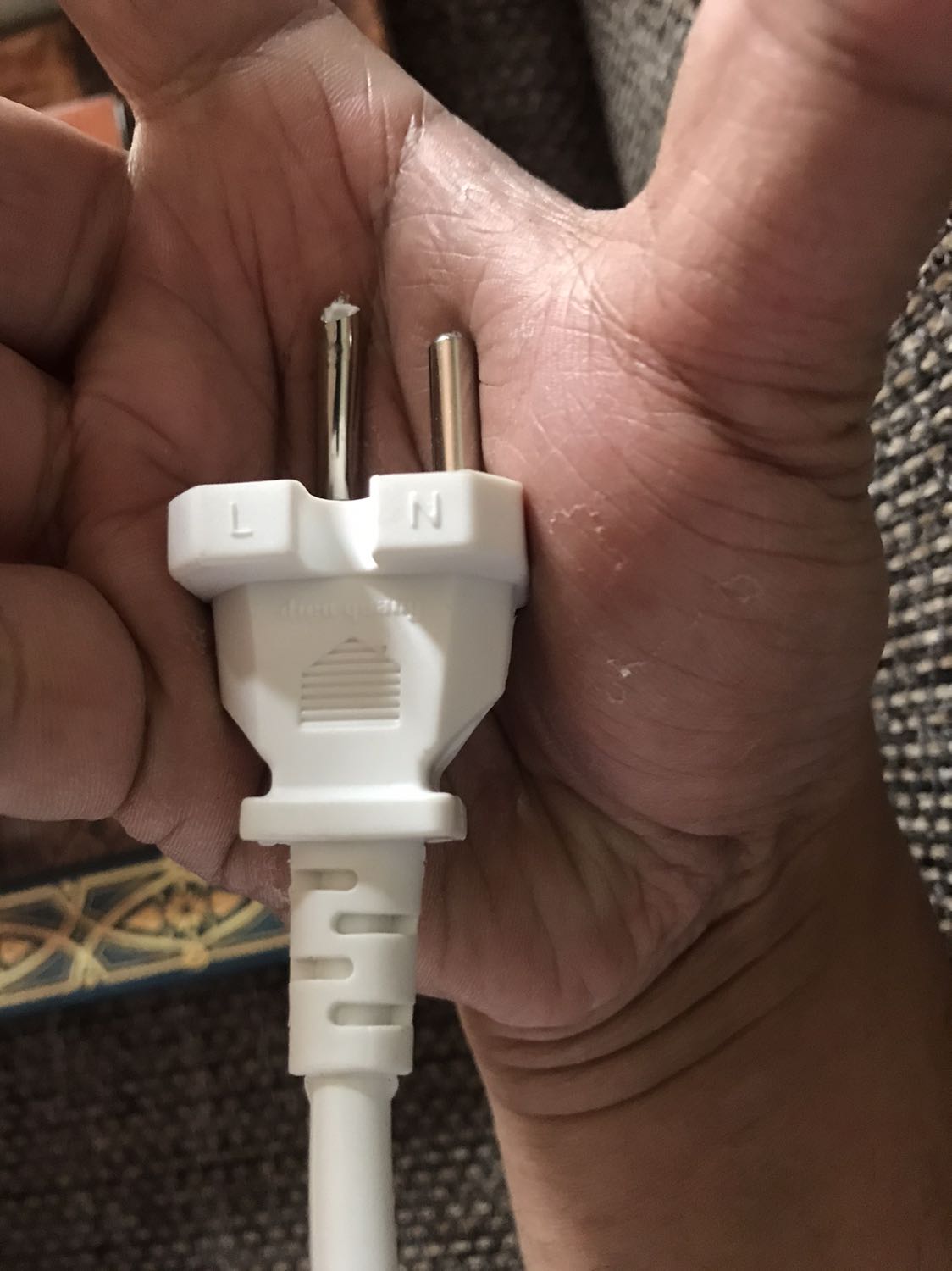 Hàng chất lượng kém, mới dùng được thời gian đã bị gãy chân cắm trong ổ điện, rất nguy hiểm