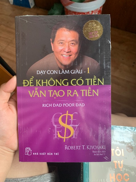 In ấn: tốt, rõ, chất lượng giấy ok, màu giấy vàng nhẹ dịu mắt
Bao bì: còn seal, bao bọc cẩn thận
Nội dung: quá ok, đúng là sách best seller mà mọi người khuyên nên đọc để cải thiện tư duy tài chính. Đọc cuốn 1 này thì nhẹ nhàng, chủ yếu là tác giả nói về cách tư duy, suy nghĩ đúng về tiền bạc và chọn công việc như thế nào là phù hợp để mang lại cho mình sự tự do tài chính trong tương lai. Ngoài ra tác giả còn nói thêm về tư duy đúng trong cuộc sống như làm việc ko nên vì tiền mà nên làm để học, nên duy trì sự học dài lâu để bản thân ko bị tụt lại so với thời đại, nếu chịu mở lòng thì cơ hội kinh doanh luôn ở quanh bạn, cách để tiền ngày càng sinh đẻ thêm,... Có 1 điều minh thấy tâm đắc là tác giả nói mình nên xem tiền là công cụ chứ ko nên xem là mục đích của cuộc đời, mục đích cuộc đời nên là cái gì đó lớn lao cao cả và tiền bạc dư giả là món quà đi kèm khi mình thực hiện điều cao cả đó. Ngoài ra mình thấy việc tác giả giữ góc nhìn trung lập và học hỏi từ tư duy của 2 người cha là một góc nhìn hay, giúp mình ko bị thiên kiến mà chọn lọc được những cái hay để giúp mình sống tốt hơn. Mình thấy tư duy của tác giả rất đáng học hỏi, nhất là cho người trẻ, sinh viên như mình.