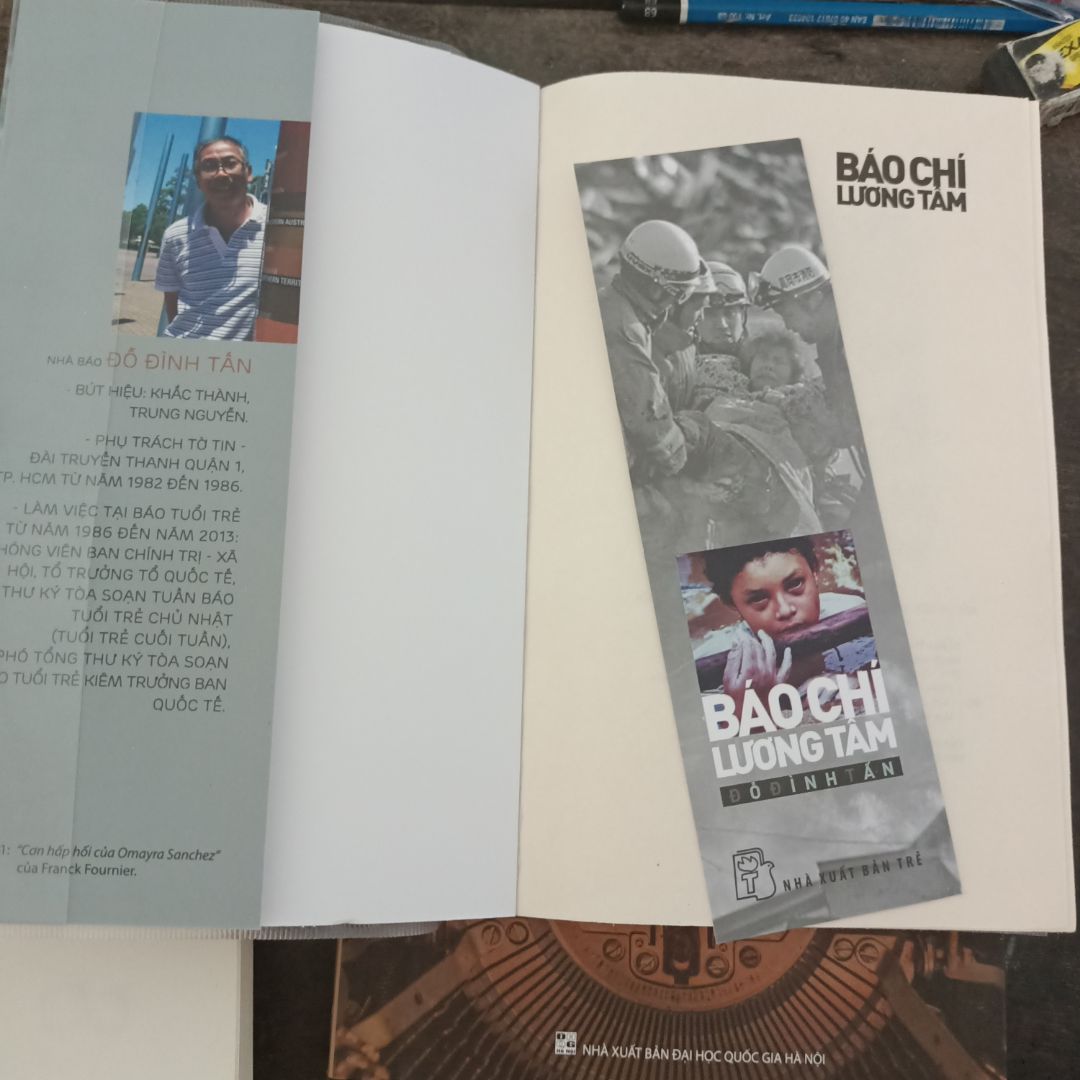sách có bìa dẻo bao lại rất chắc chắn. Bìa cứng, giấy tối màu bảo vệ mắt. Chất lượng tuyệt vời ???