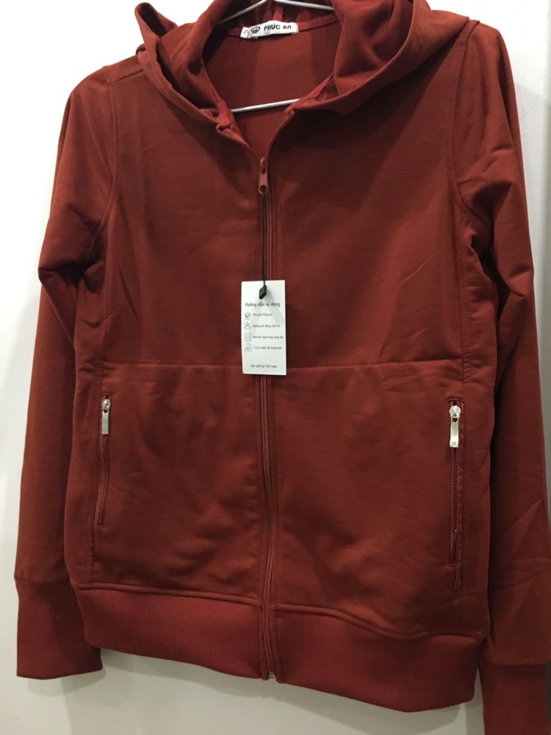 Màu sắc bên ngoài đậm hơn so với hình ảnh qc. 
Áo có 2 túi trong 2 túi ngoài đều có khoá kéo. 
Đọc đánh giá thấy mn bảo size áo nhỏ nên mình đã chọn nhích lên 1 size.
Nón ko có dây rút. 
Với mức giá 154k thì mình hài lòng.