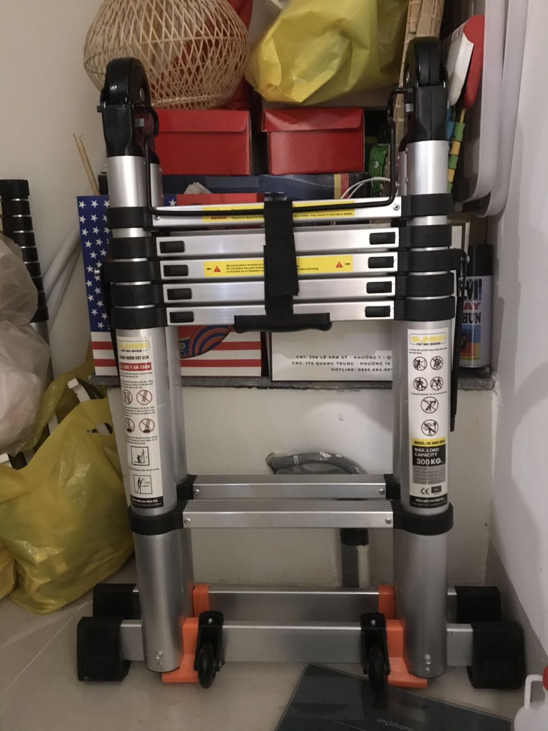 Mình đặt tiki fast nên giao siêu nhanh. Thang mới dc đựng trong thùng carton có cả mút chống xốc. 
Lắp ráp chân vào hơi khó do 1 con bù long bị lệch. 
Lắp xong có leo lên thử , cảm giác thang chắc chắn. Ko rung lắc. 
Thang hơi nặng so với tưởng tượng.