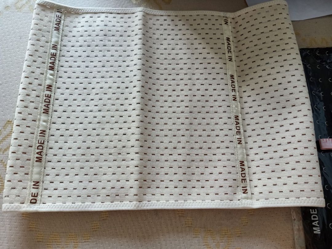 Sản phẩm này tôi rất vừa ý. Từ nhân viên giao hàng cho tới chất lượng sản phẩm. Thái độ bạn shiper rất vui vẻ không khó chịu như những chỗ khác vì nhà tôi ở hẻm sâu. Nịt ôm nhưng không gây khó chịu, rất dễ thở, tôi có thể đeo suốt ngày không sao cả. Giá rẻ vì cái trước đây tôi mua 1 cái hết 150 ngàn. Mua ở tiki rẻ còn được tặng thước dây nữa. Cảm ơn.