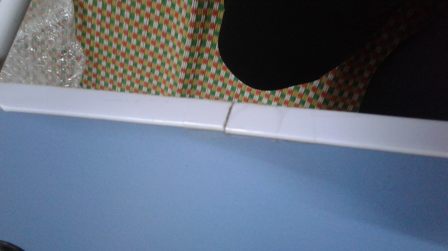 Mình không thích bàn màu sáng vì rất hay bẩn nên đã đặt màu đen mà cuối cùng vẫn giao mình màu xanh, bàn còn bị nứt mấy chỗ ở các mép dù lúc mình khui hàng thì hàng được bọc rất kĩ và bên ngoài còn bọc xốp, chứng tỏ các vết nứt là trước, một số vết nứt còn được dán băng dính.Thực sự không hài lòng về sản phẩm nhận được