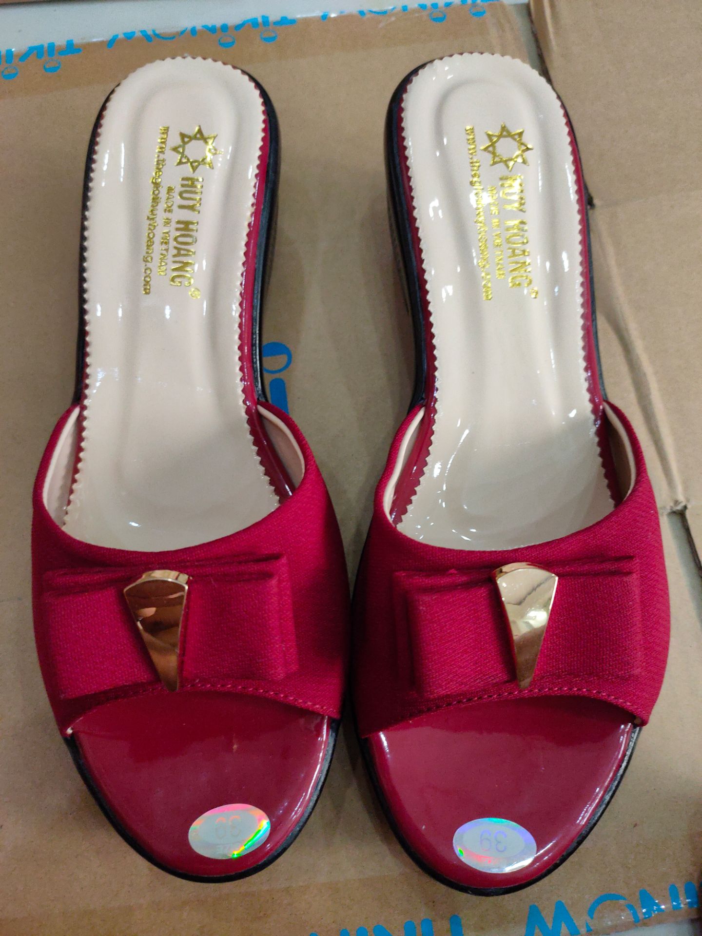 Dép đẹp... Giao hàng nhanh... Sản phẩm mua tặng thì rất thích hợp...