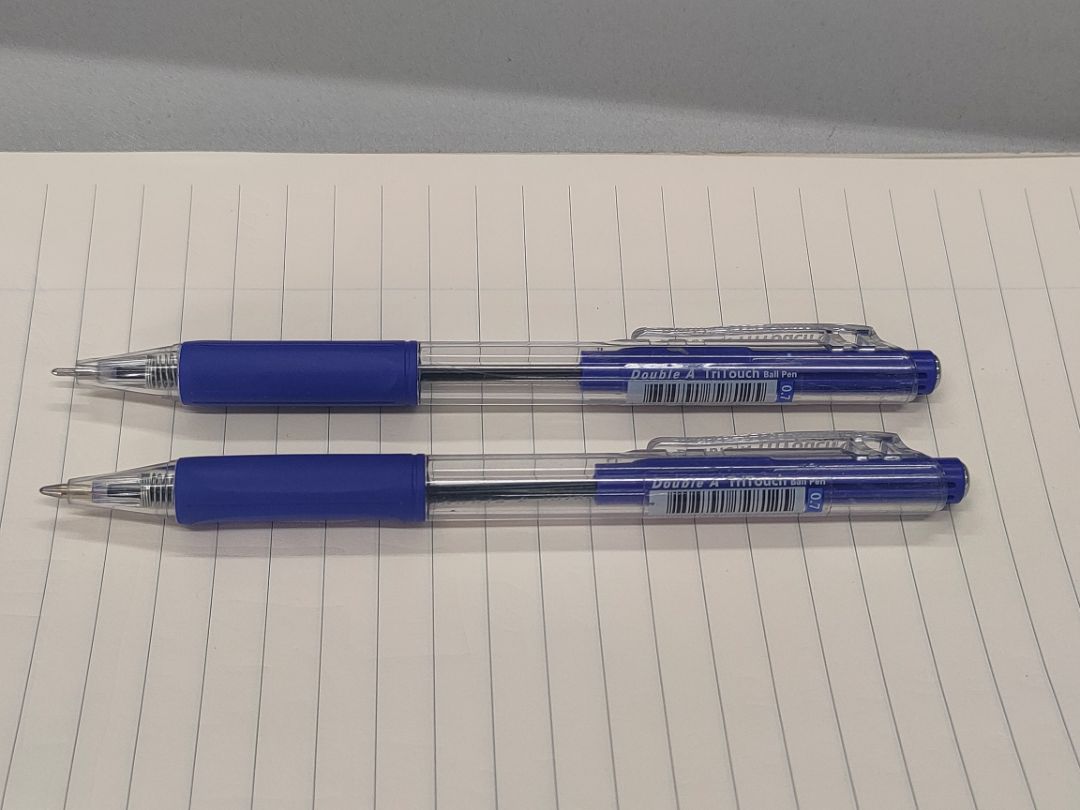 Theo bao bì sản phẩm thì viết này ngòi 0.7mm, nhưng hàng nhận về k đúng. Ảnh mình chụp so sánh bút mới giao và bút mình đã mua, vỏ ngoài giống nhau nhưng ngòi k đúng (Ngòi của viết mà shop giao là ngòi 0.5mm thôi). Đề nghị shop kiểm tra lại.