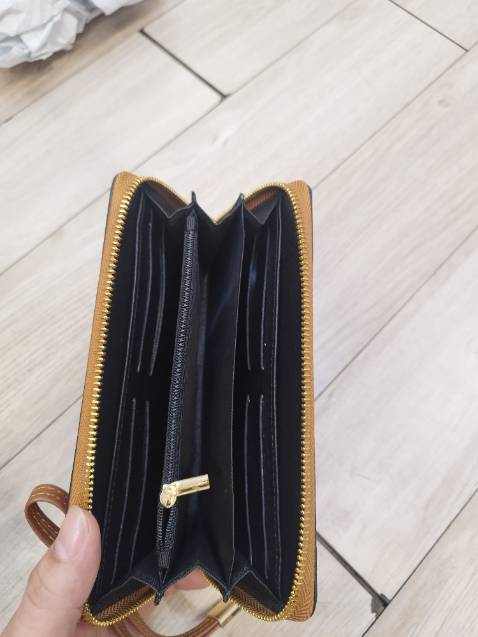 Ví ở ngoài đẹp hơn trong hình nhìu .. chất da quá đẹp bên trong nhìu ngăn thích lắm ... Thank shop nhìu