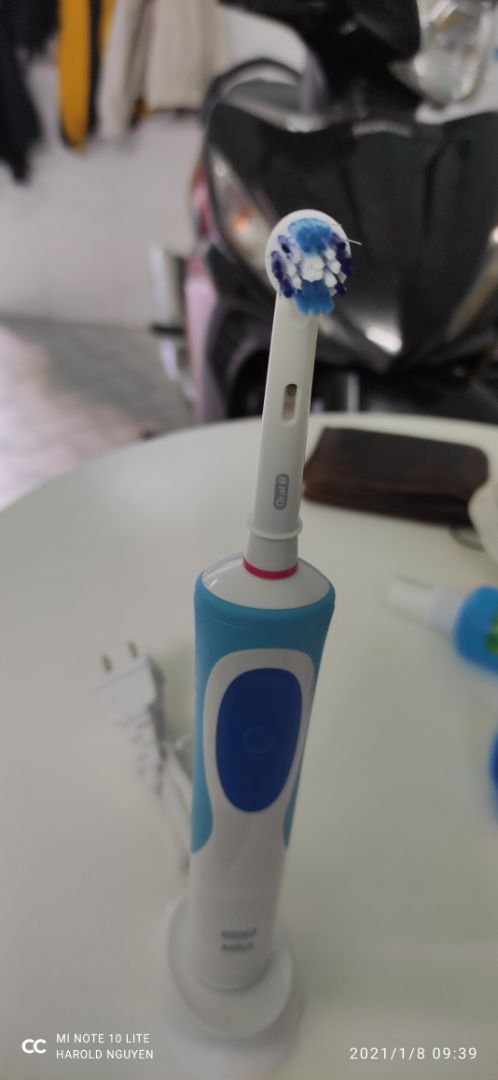 - Tiki giao hàng trễ 1 ngày.
- Đóng gói chuẩn, không làm biến dạng bao bì và thiết bị.
- Trải nghiệm sản phẩm:
+ Độ rung vừa phải phù hợp với mình (cái này tùy vào mỗi người có cách woánh răng khác nhau mà có đánh giá khác nhau)
+ Chỉ có một chế độ duy nhất. Không nhanh, chậm hơn. Không mạnh, nhẹ hơn. không kém xuống, đảo vòng,...
+ Tay cầm thuận tiện, đầu bàn chải thiết kế khi đánh không bị vướng hay bất tiện.
+ Củ sạc nhìn cứng cáp.
+ Sài 6 lần rồi chưa thấy pin yếu.
Đánh giá 4 sao cho sản phẩm. Khổng xuất sắc, không có gì đáng phàn nàn.