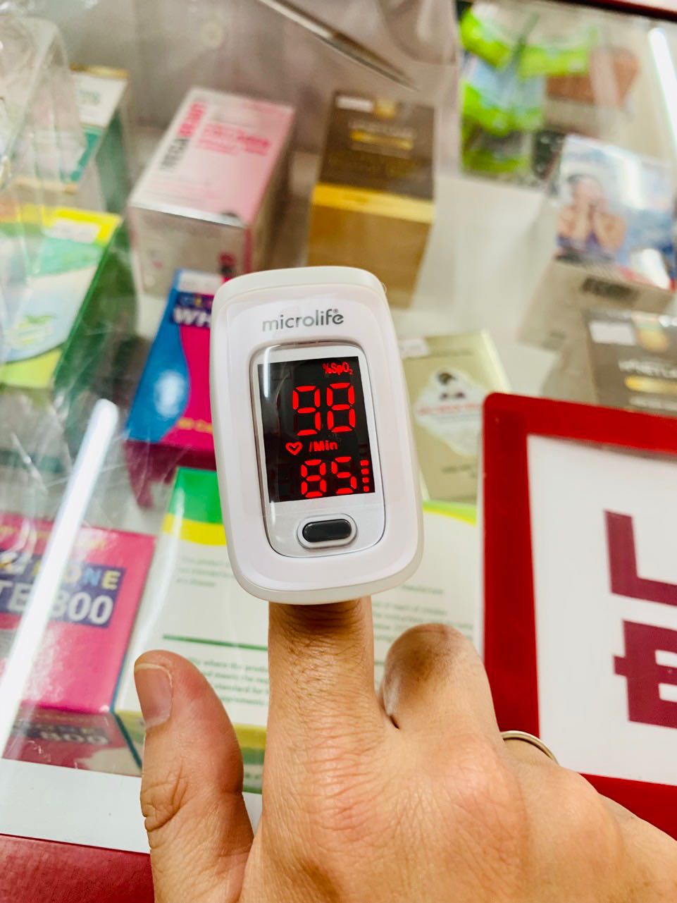 Hàng được giao nhanh hơn dự kiến, bao bọc cẩn thận. Hộp gồm máy, cặp pin, túi vải đựng và dây đeo, kèm HDSD chi tiết. Máy rất dễ sử dụng và chính xác. Hiệu Microlife chuyên về thiết bị y tế nên mình rất an tâm về chất lượng.