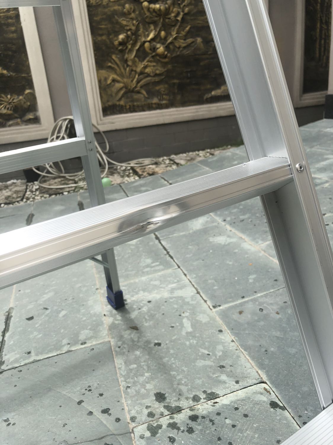 Thang bi móp 2 bên khi nhận hàng