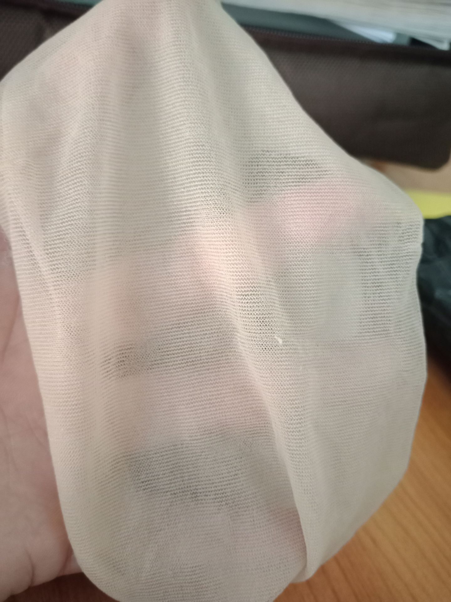 không biết người mua trước khen thật hay thế nào, chứ tôi nhận tất đến tay chất lượng tất rất tệ, mỏng tè tè, động cái xước luôn chứ không như quảng cáo tẹo nào luôn.