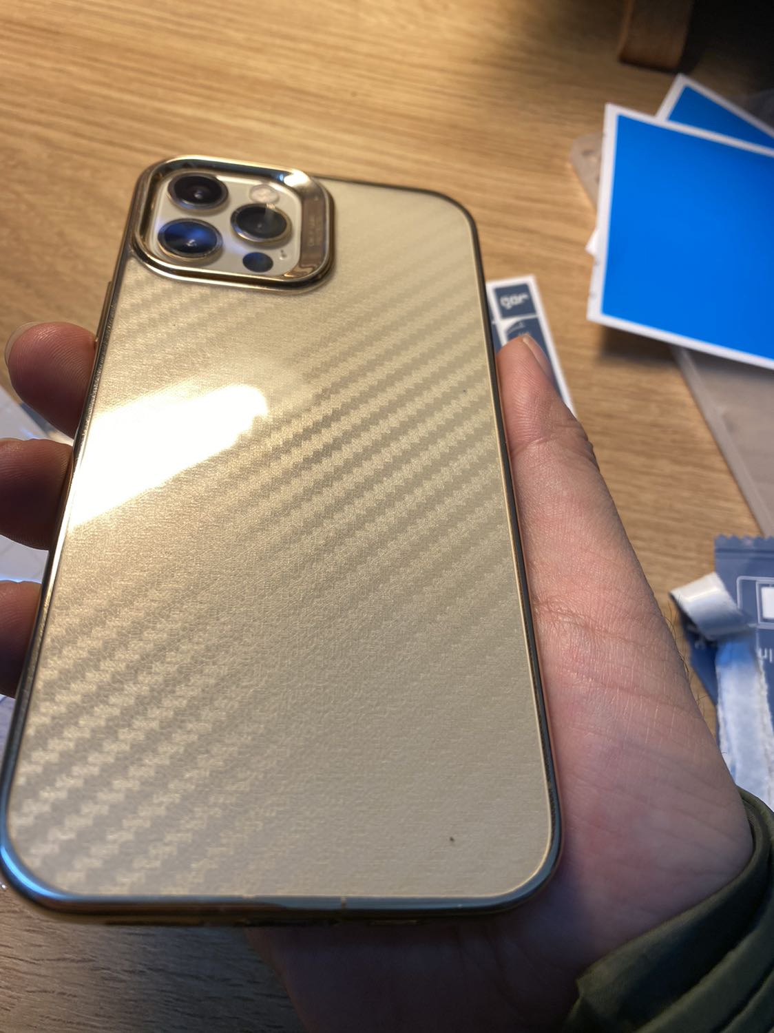 Hộp sản phẩm nhìn chuyên nghiệp, sản phẩm có 2 bộ dán mặt trước & mặt sau, có khung giữ máy nên dán rất dễ, chất lượng tốt, dán mặt sau nhìn hoạ tiết khá đẹp!