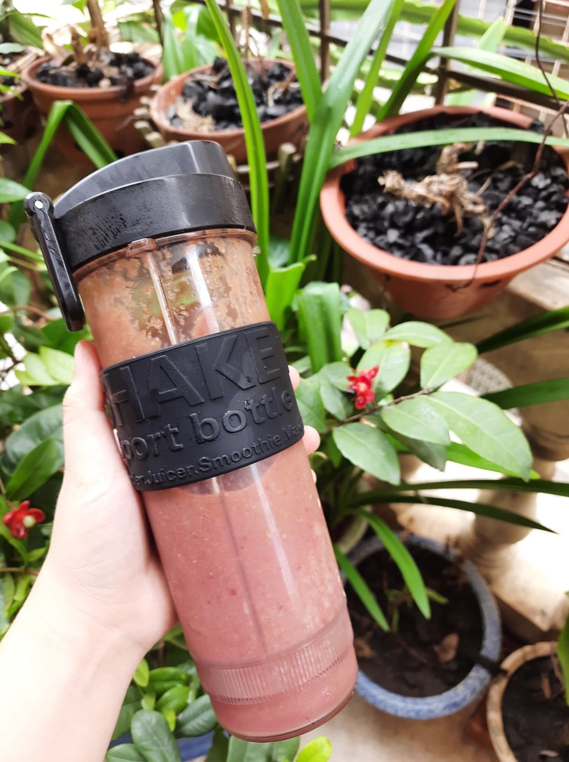 Giao hàng rất nhanh, mình đặt tối thứ 7 mà sáng thứ 2 đã nhận được rồi dù mình ở tỉnh. Máy xay siêu khoẻ, siêu mịn, siêu siêu nhanh, vừa mới đặt lên xay 1 tí 5,6 giây thôi mà đã nhuyễn rồi, lau chùi cũng rất nhanh và tiện. Mình mới chỉ thử 2 máy xay nhỏ vì mục đích mua của mình xay sinh tố là chính, mình thử xay hạt hạnh nhân cũng rất nhuyễn và bột. Với giá như này thì rất hợp lý, đáng đầu tư để ăn uống lành mạnh hơn. Từ khi có em cốc xay này mà mình chăm uống sinh tố hẳn, ngày nào cũng làm 1 cốc. Nói chung là đáng đồng tiền bát gạo, mọi người nên mua nha!!!