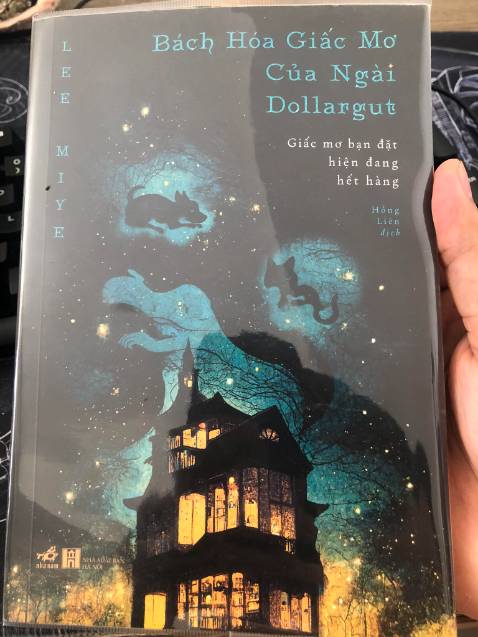 Sách rất hay và mood rất chil, mọi người nếu muốn tìm sách có câu chuyện nhẹ nhàng dễ đọc thì nên mua cuốn này.

Ngoài ra còn có tính chất healing và kèm cả bài học hay bên trong. xứng đáng 10 điểm cho cuốn này :> Mong chờ tác giả ra thêm nhiều sách sau này thể loại tương tự.