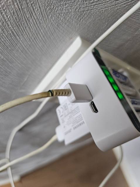 2 cổng sạc khá tiện. Sạc mới cắm 20p mà bơm pin gần đầy. Để xem độ bền thế nào. Cảm nhận ban đầu là khá tốt