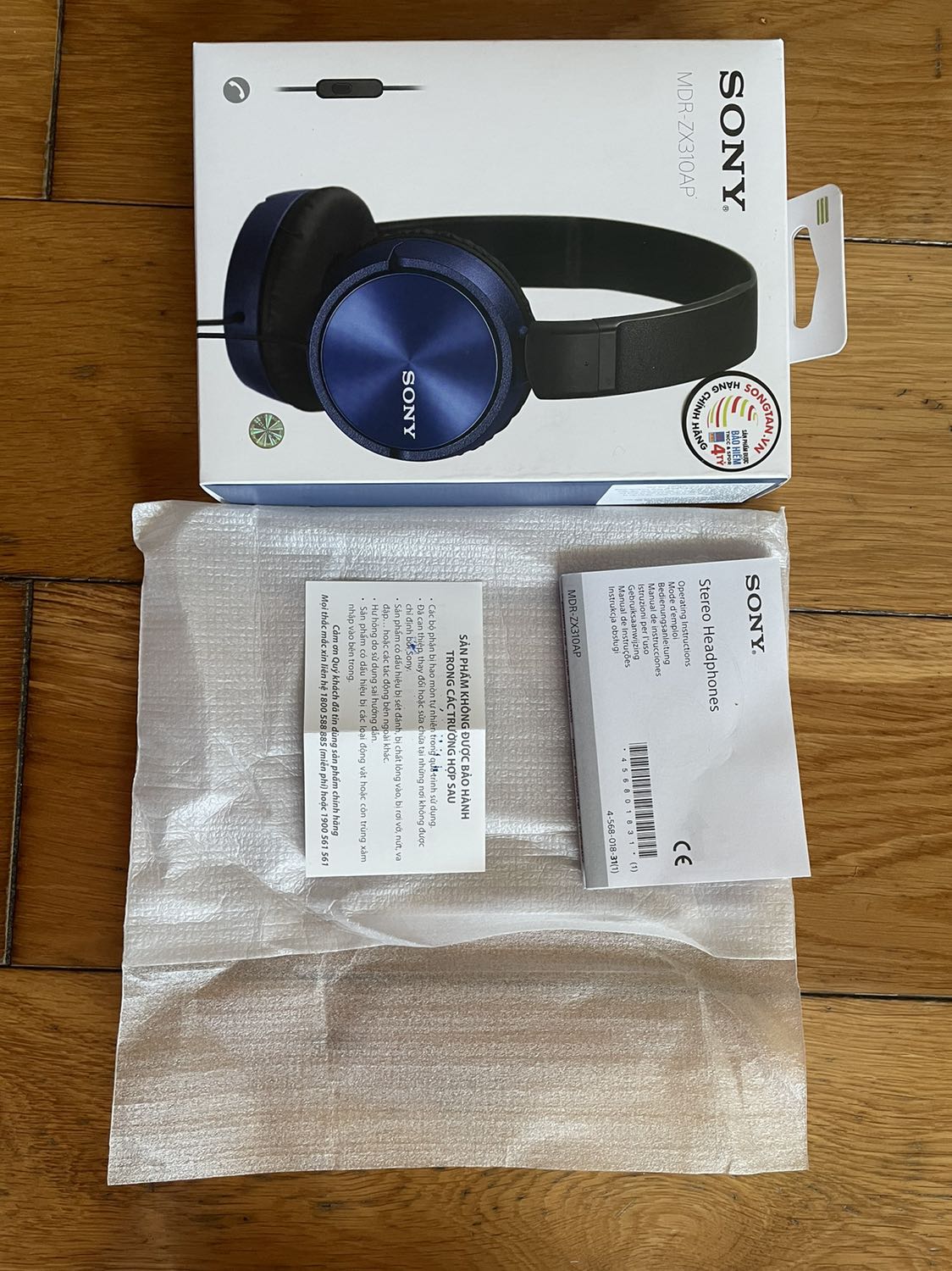 Giao hàng rất nhanh. Tai nghe chuẩn, có dây, phù hợp nhu cầu sử dụng cơ bản. Mình rất hài lòng về sản phẩm với mức giá dưới 650k như thế này.