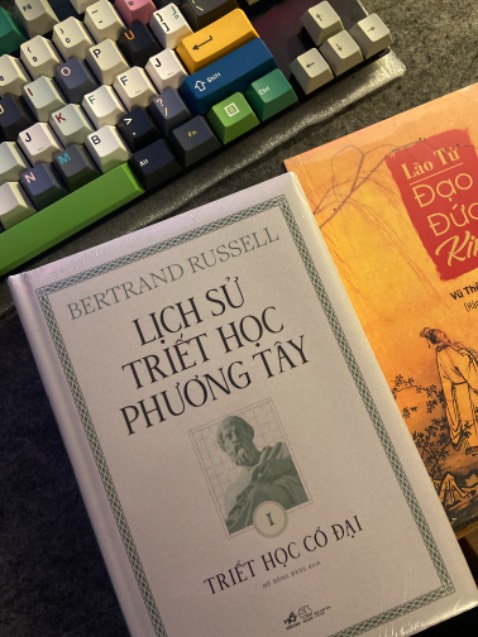 Sách rõ ràng là bìa cứng mà lại mô tả trong trang thông tin sp là bìa mềm???