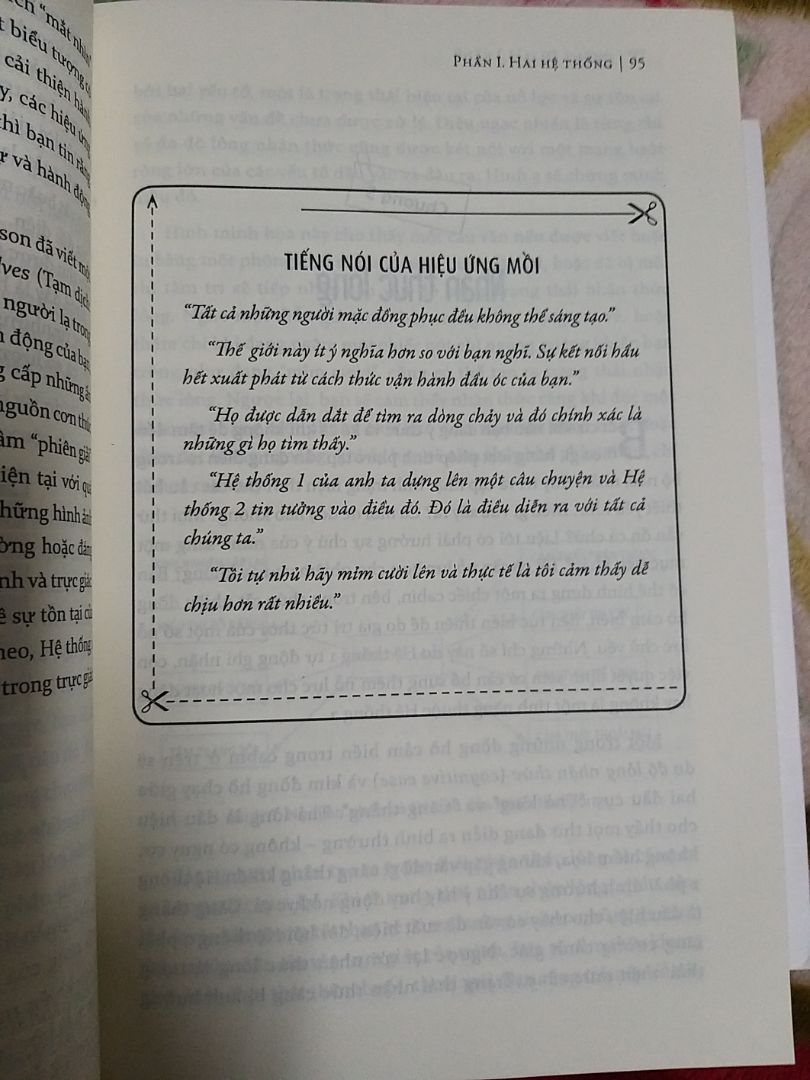 1 cuốn sách hay về quy trình suy nghĩ và ra quyết định của con ng.Tác phẩm thể hiện sự uyên bác thâm sâu của tác giả,những nhiên cứu chi tiết về tư duy con người,phản xạ,lối hành xử.1 tác phẩm khổng lồ về suy nghĩ và hành vi con người về các định kiến trong tư duy,các vấn đề của trực giác trong thời đại thông tin hỗn loạn và phức tạp như ngày nay