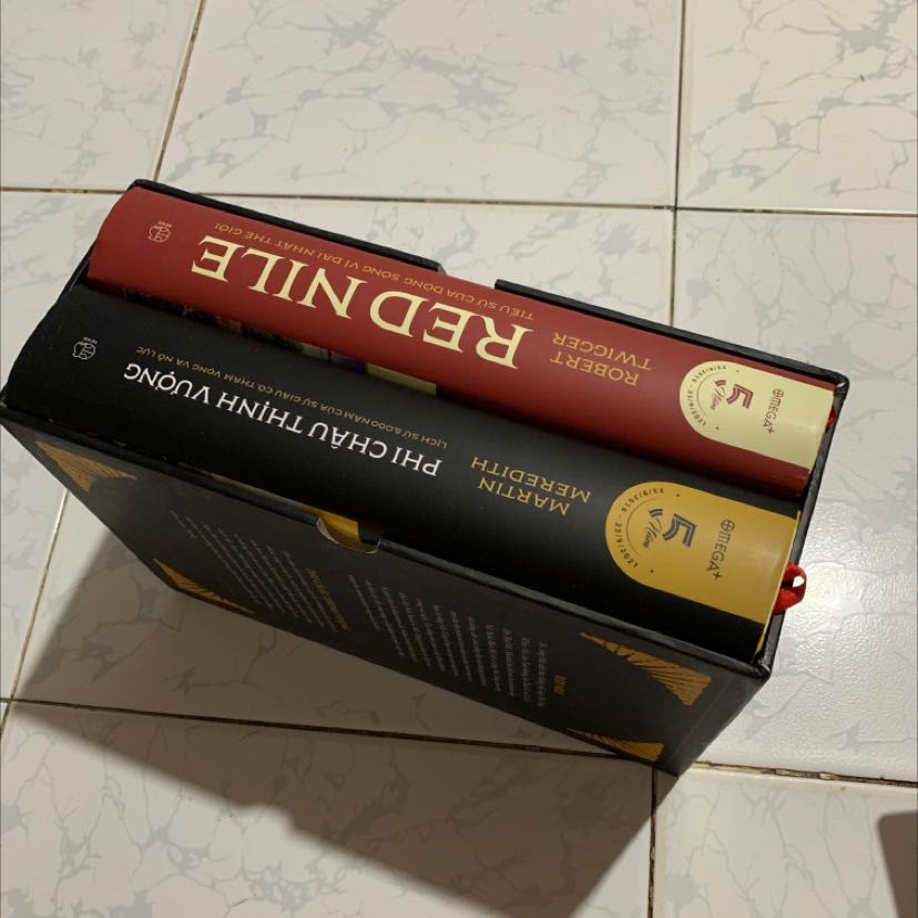 Bộ sách đẹp, có tặng kèm postcard, điểm trừ là box bị rách.